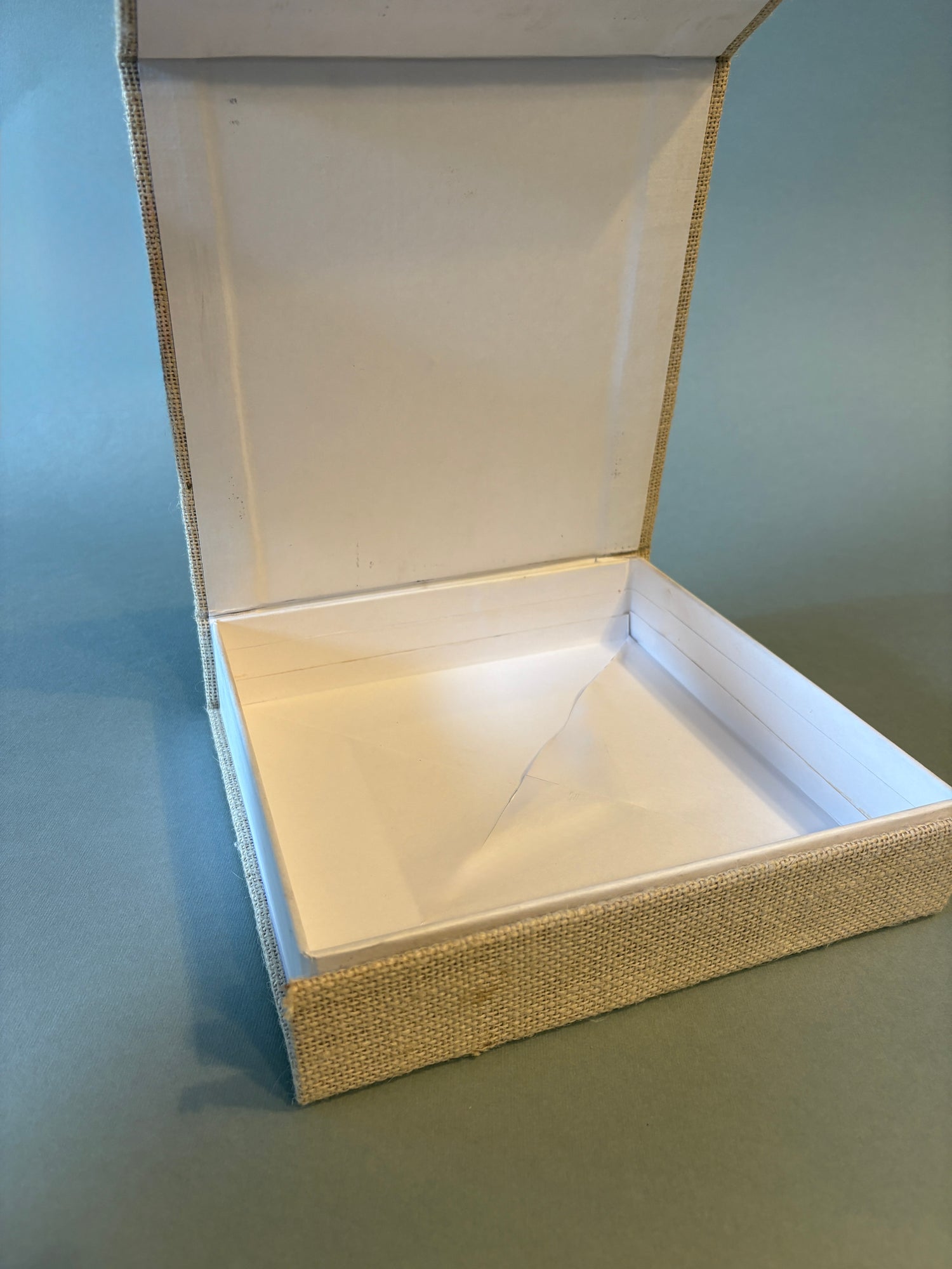 Magnetic flap rigid box